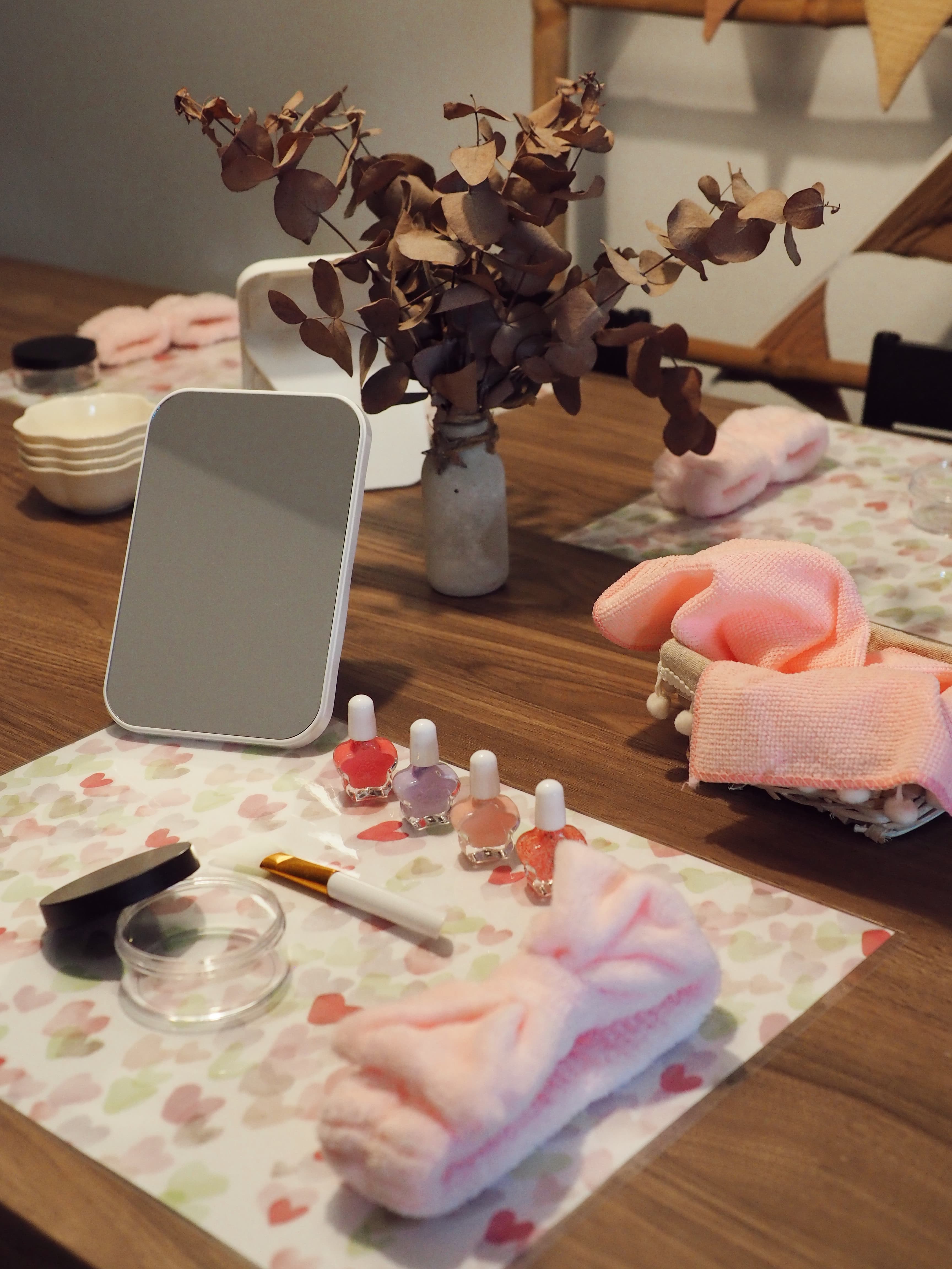 Taula preparada per al taller de llenç creatiu