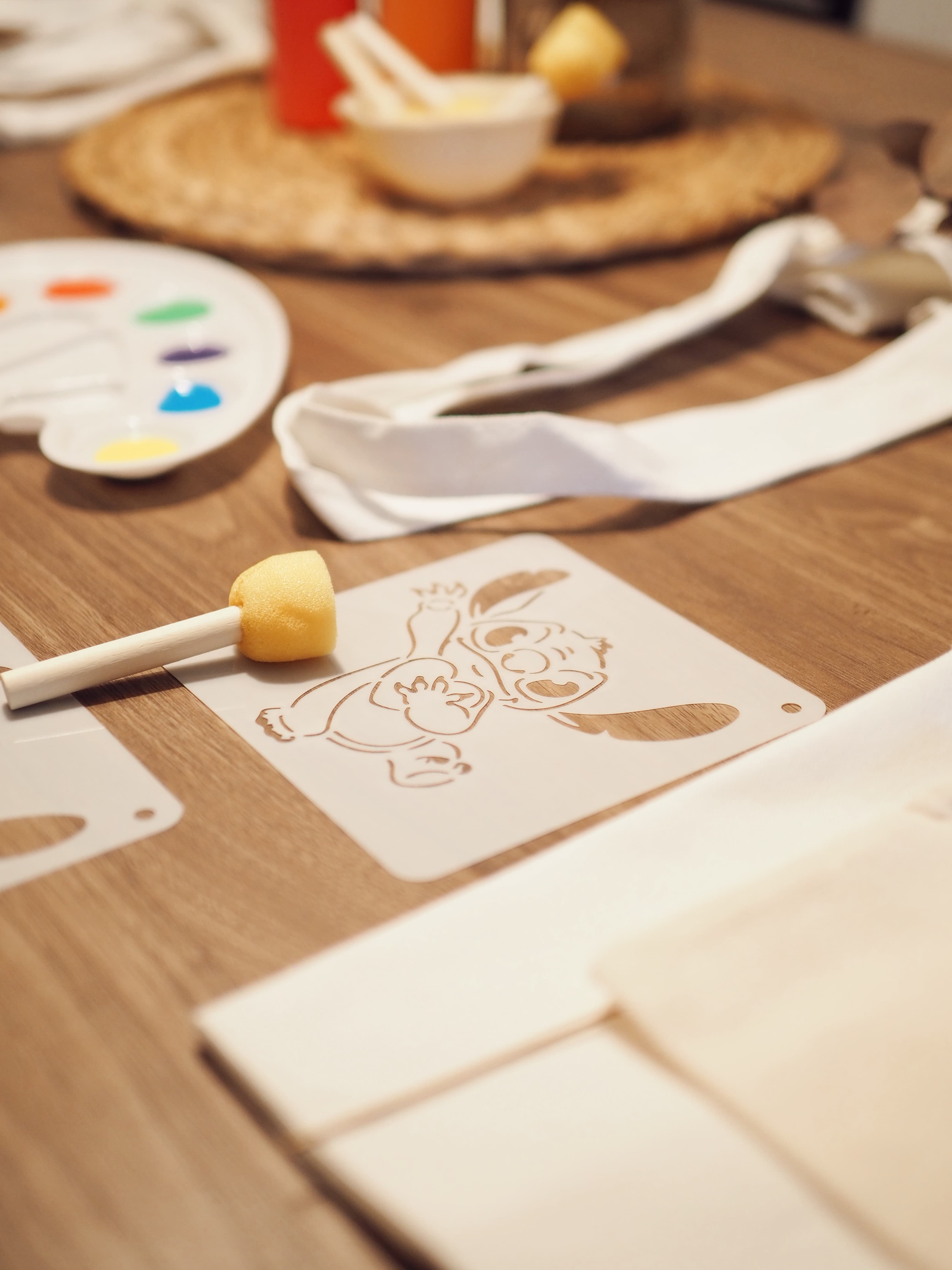 Detalls pintats en una tote bag