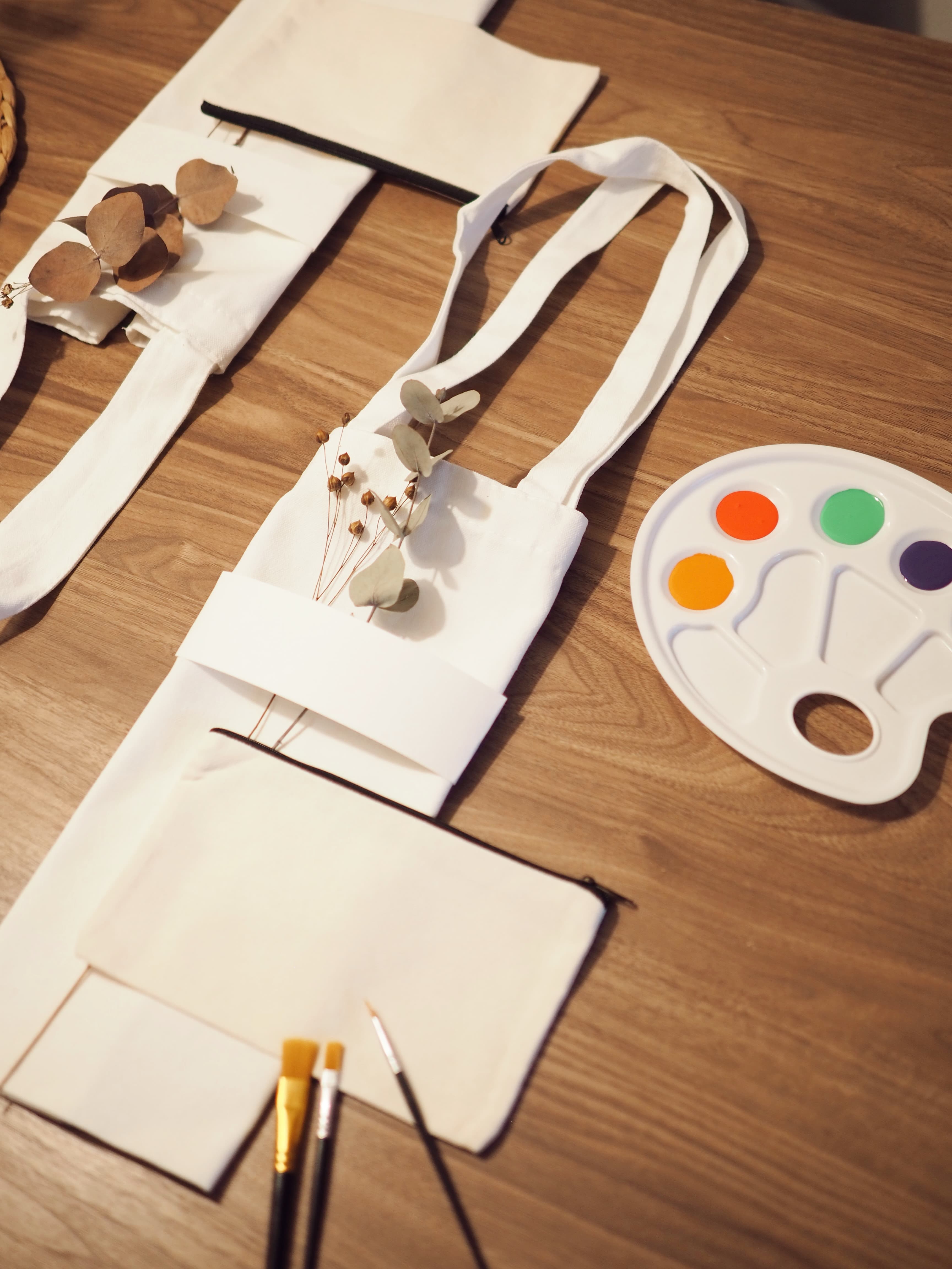 Materials per decorar inicials amb pintura i pompons