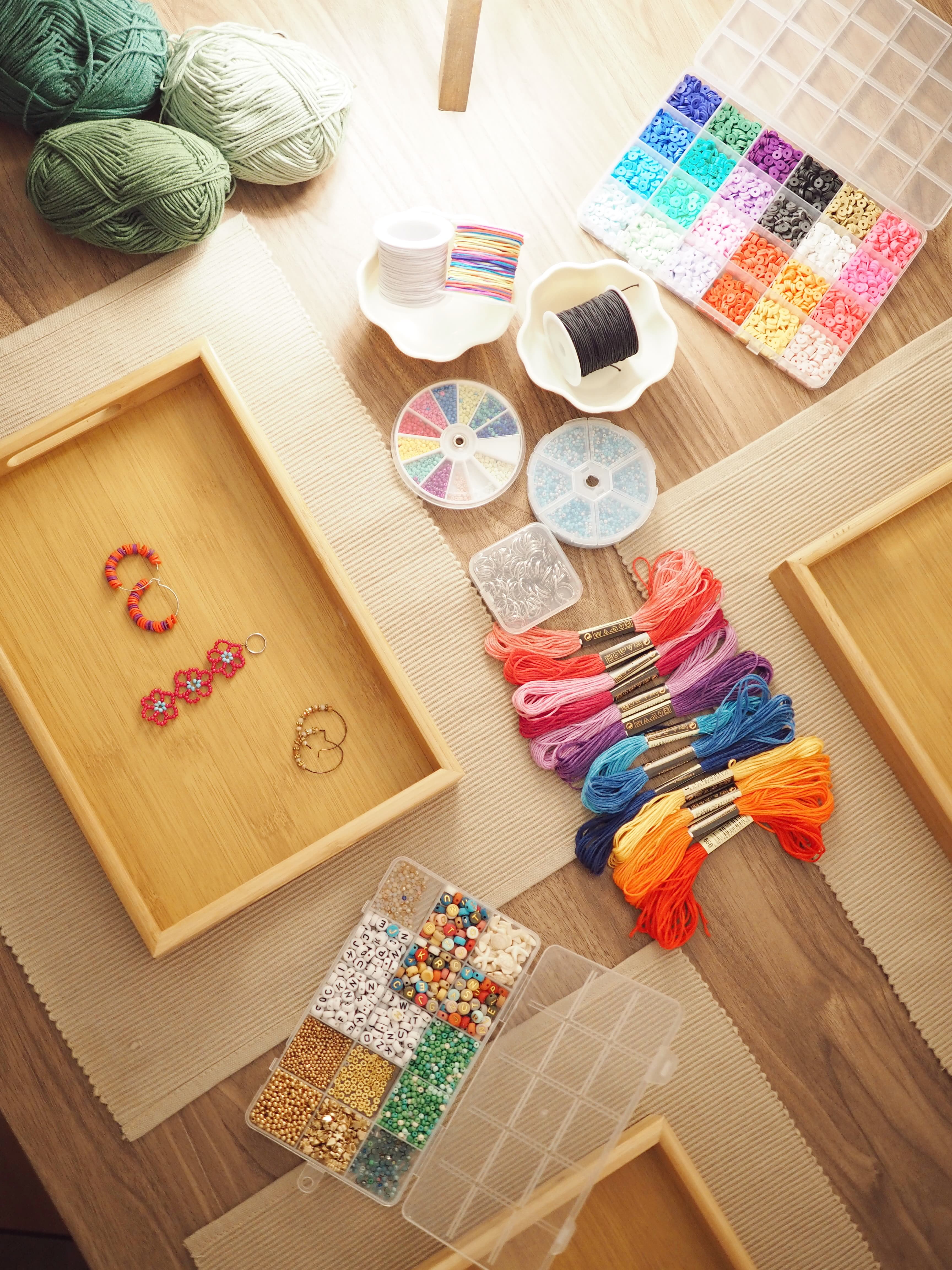 Materials de pintura per a un taller infantil