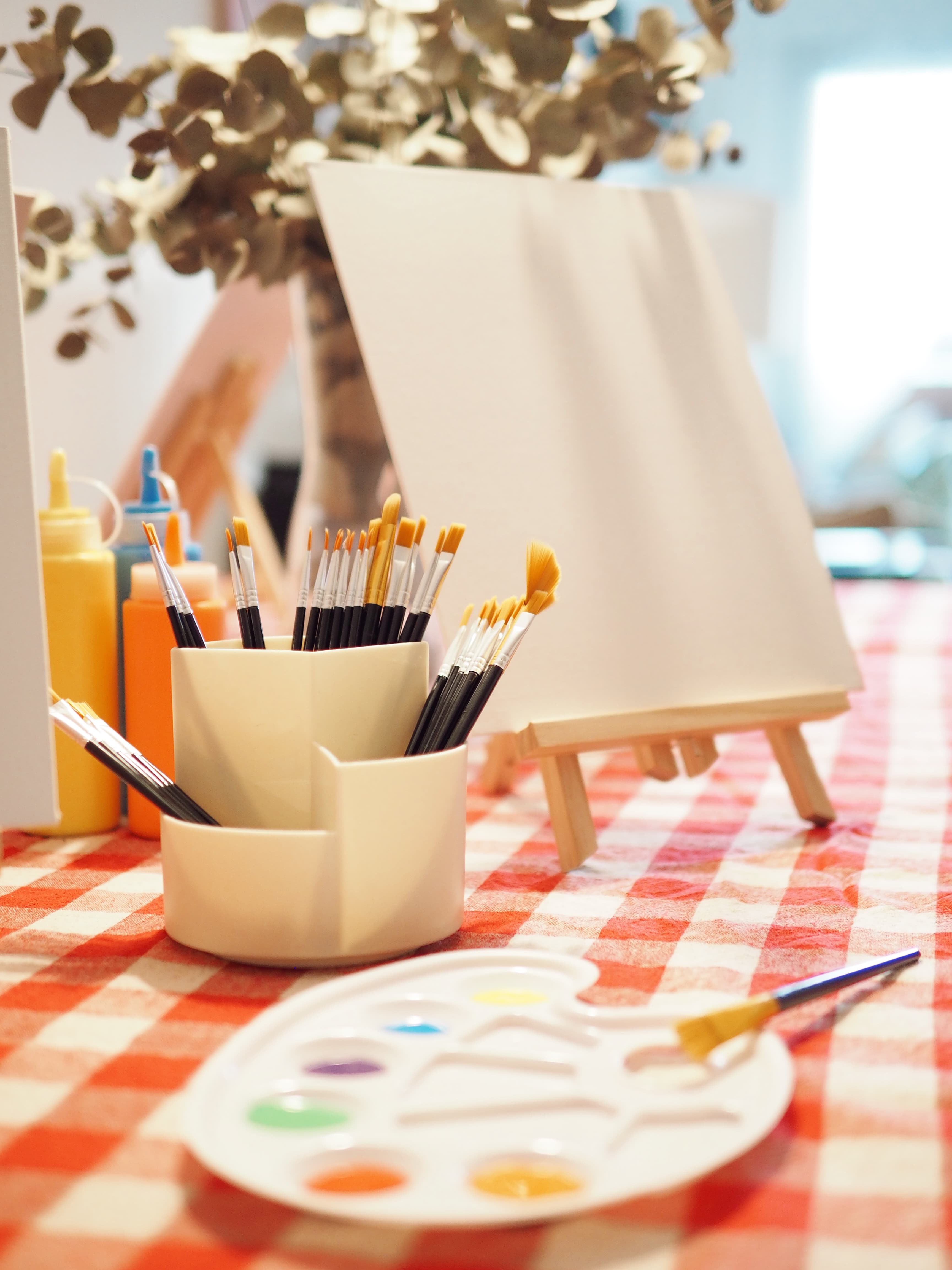 Llenços i pinzells preparats per pintar